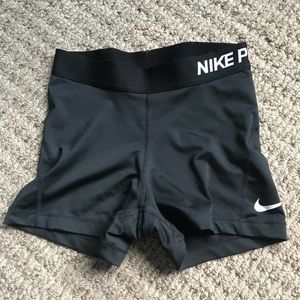 NIKE PROS BOOTY RUNNING SHORTS
